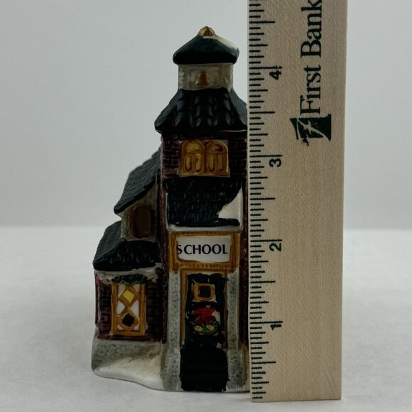 Vintage Ceramic Light-Up Christmas Village Schoolhouse Wreath Snow Small 4.5" - Picture 11 of 16